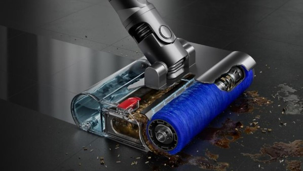 A kemény padlót tiszta vízzel, az elejétől a végéig felmossa