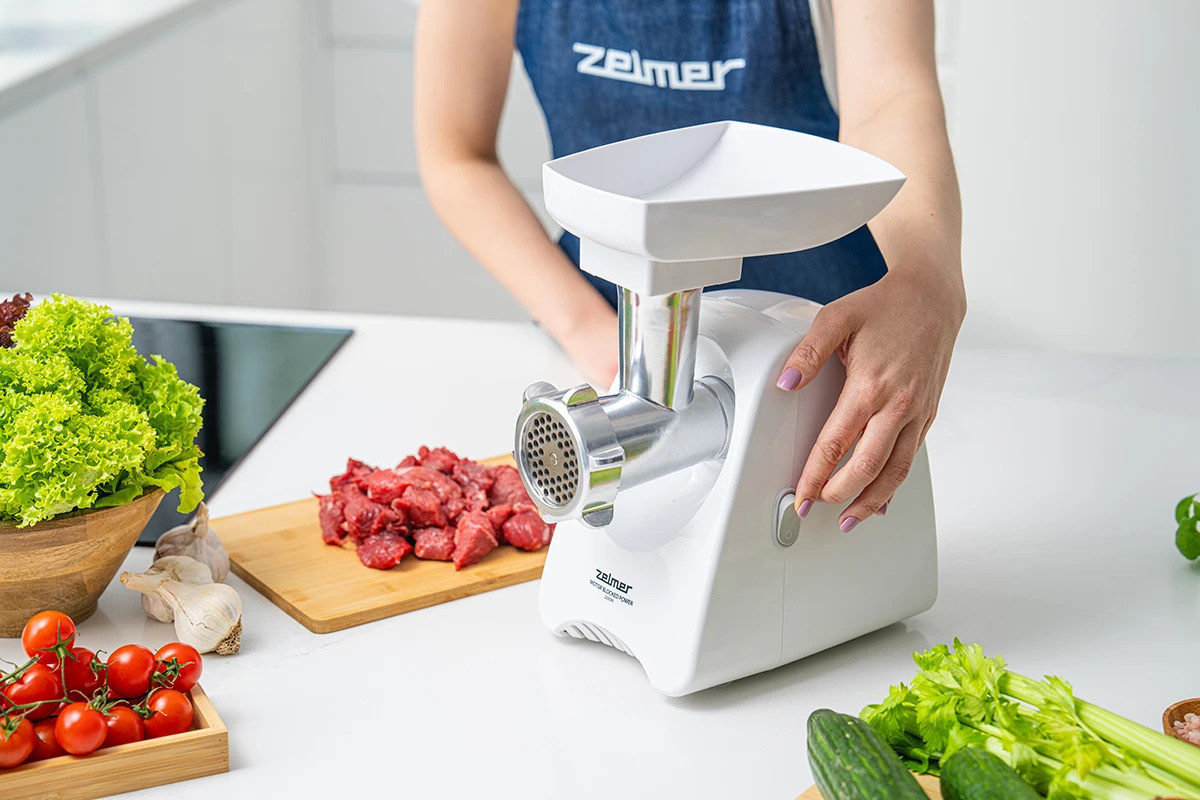 Három tányér és kétoldalas kés