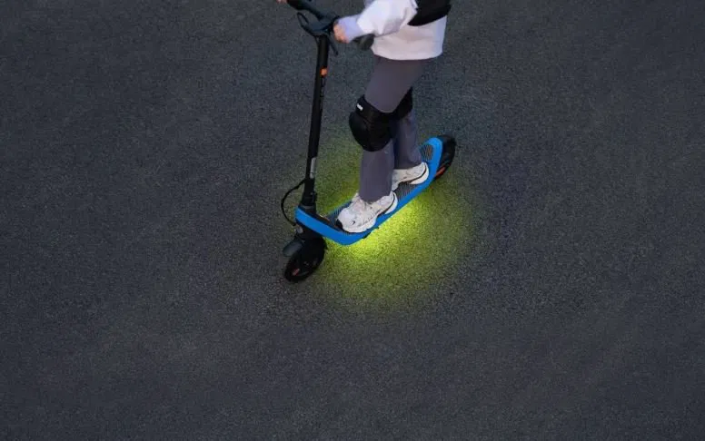 Ninebot eKickScooter C2 Lite világít lovaglás közben